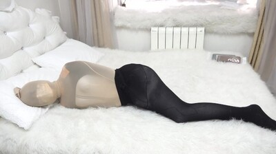 窒息般快感！美女全身蚕茧束缚，敏感带全包裹任人玩弄
